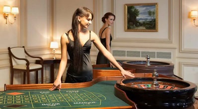 Is it worth working in the gambling industry? Some dealers can make decent tips...