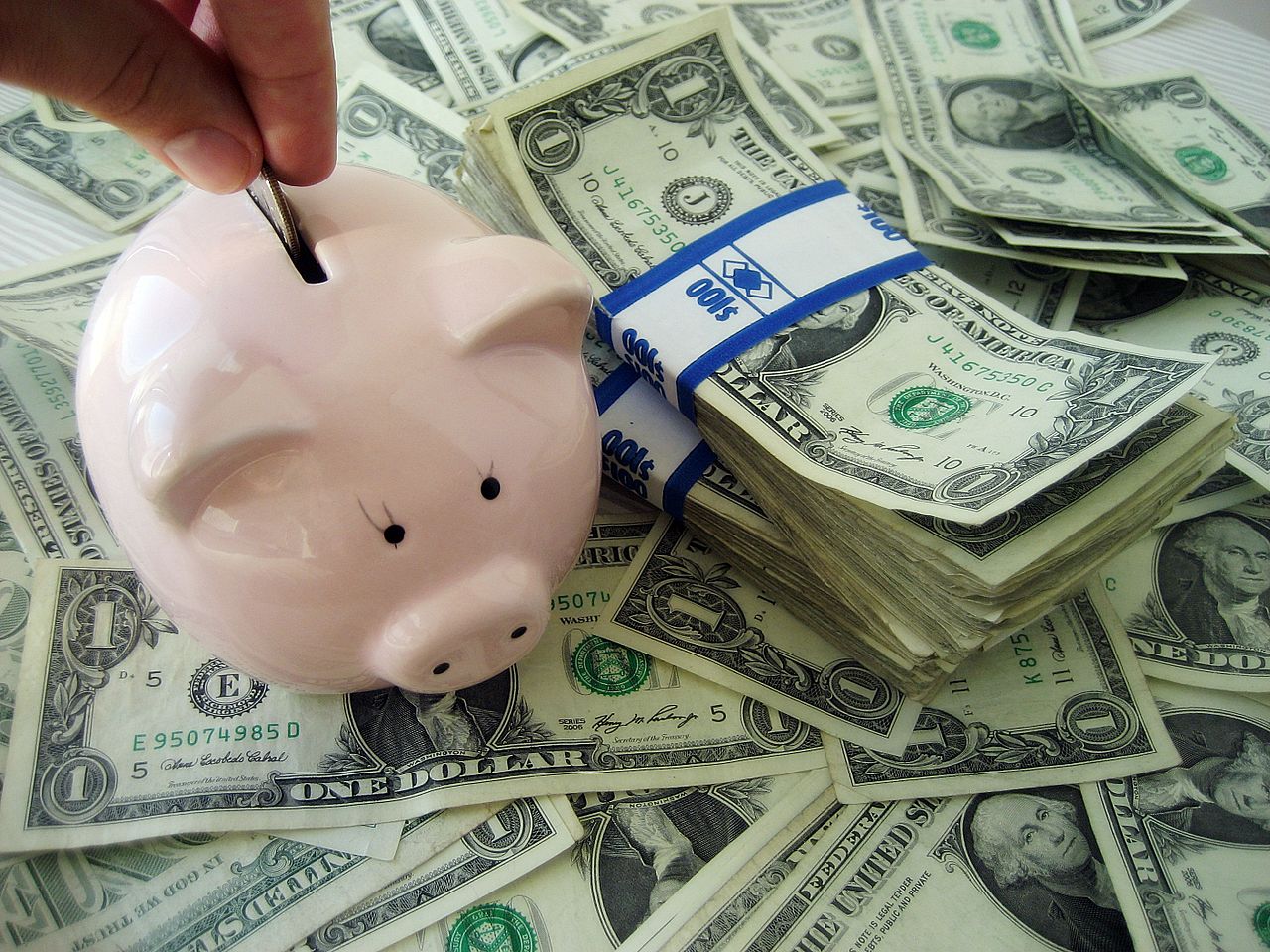 putting_money_into_a_piggybank