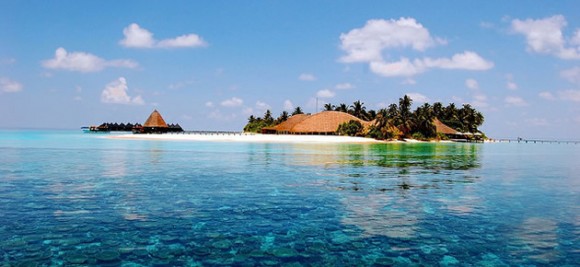 A reef and resort in the Maldives by Mohamed Lujaz Zuhair (Creative Commons)